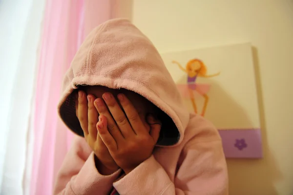 Aile içi şiddet genç kız acı çekiyor — Stok fotoğraf