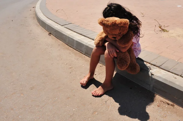 Junges Mädchen leidet unter häuslicher Gewalt — Stockfoto