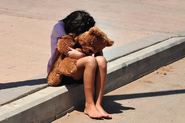 Jong meisje lijdt aan huiselijk geweld — Stockfoto