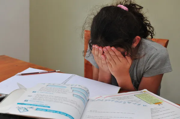 Fiatal lány küzd vele házi feladatot — Stock Fotó