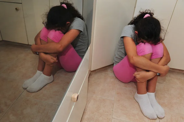 Aile içi şiddet genç kız acı çekiyor — Stok fotoğraf