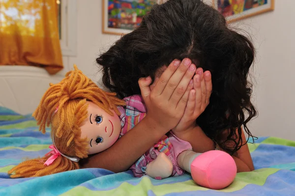 Jong meisje lijdt aan huiselijk geweld — Stockfoto