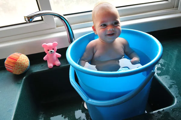 Bebê em um balde — Fotografia de Stock