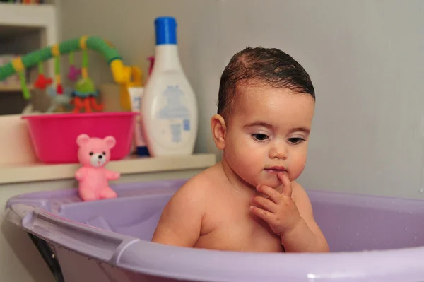 Симпатичная детская ванна — стоковое фото