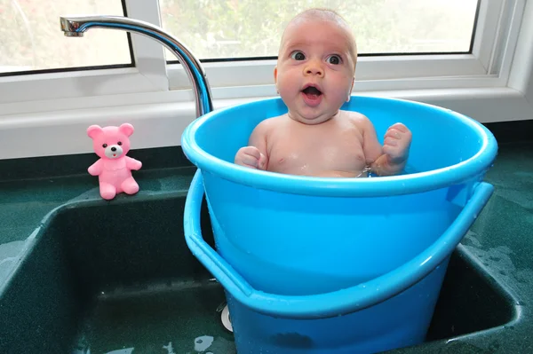 물통에 있는 아기 — 스톡 사진
