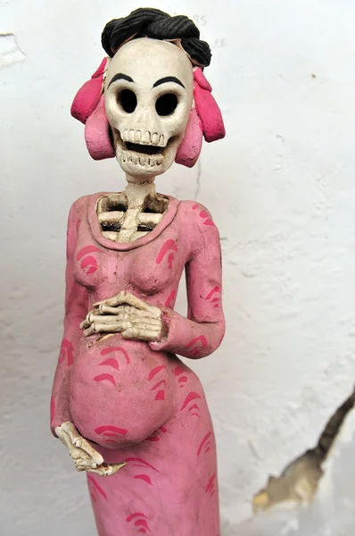 Скелет беременной мексиканки — стоковое фото