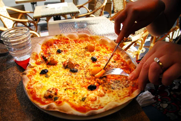 Pizza in Pizzeria — Stockfoto