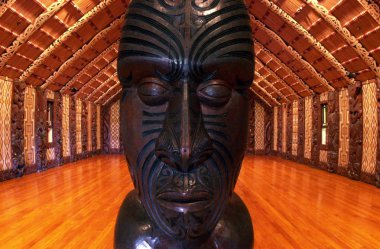 Bir Marae (Maori merkezinde ev iç)