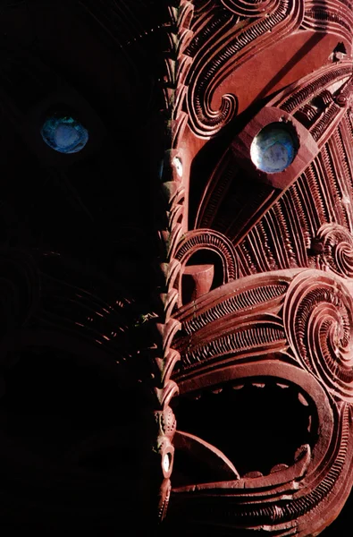 Maori sculpture sur un marae — Photo
