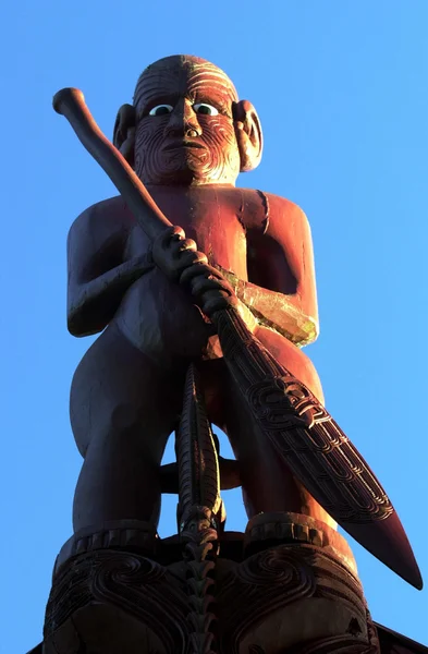 毛利人的雕刻和歌的船上 — 图库照片