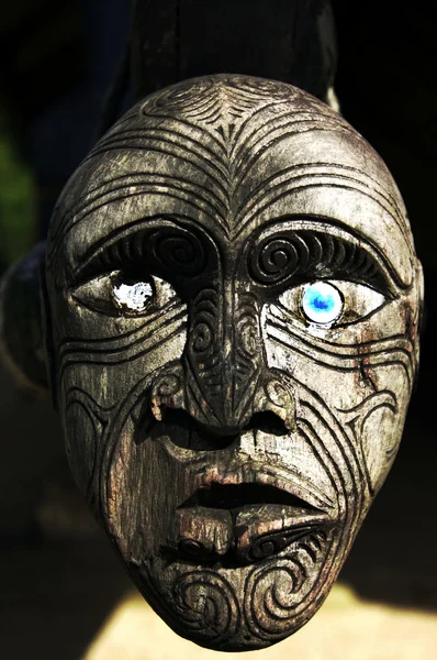 Maorština carving na marae — Stock fotografie