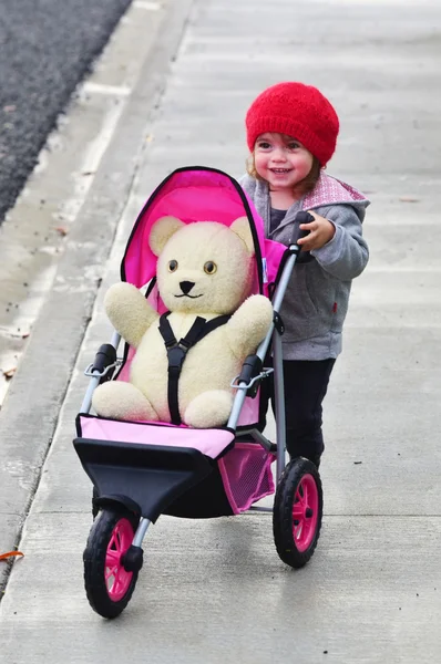 Bambina con orsacchiotto — Foto Stock