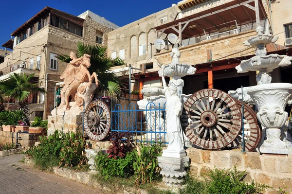 Statuen in der Nähe der Häuser in tel aviv — Stockfoto