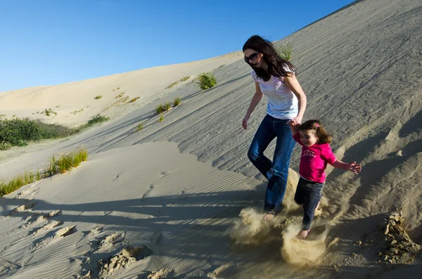 母亲和儿童在沙漠中 — 图库照片