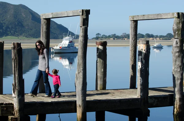 Mother and child on a wharf — Stock Photo, Image