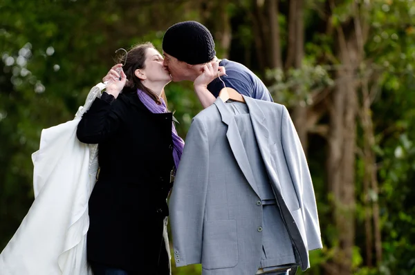 Поцелуй в день свадьбы — стоковое фото