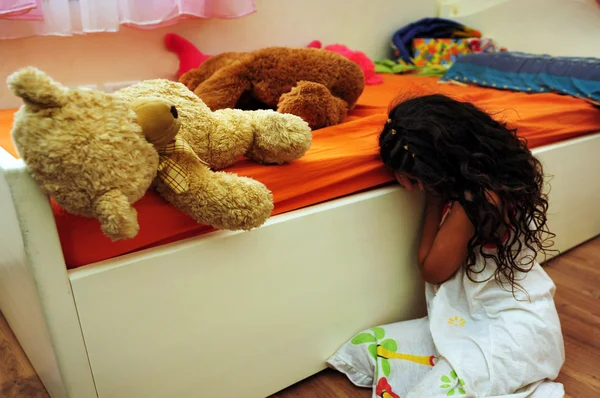 Týrané dítě sedící na podlaze — Stock fotografie