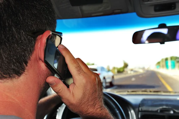 Telefones celulares e condução — Fotografia de Stock