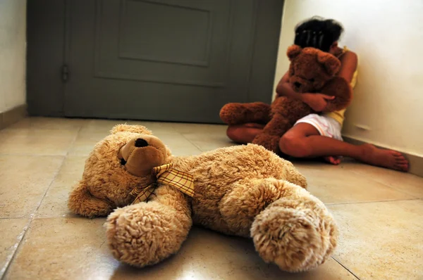Misshandeltes Kind sitzt in ihrer Wohnung auf dem Boden — Stockfoto