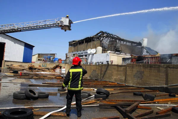 Большой пожар на химическом заводе — стоковое фото
