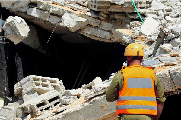Busca e salvamento através da construção de escombros após um desastre — Fotografia de Stock