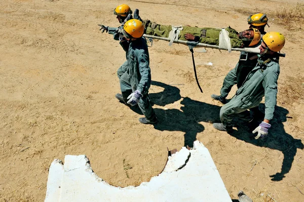 Poszukiwawczo -ratowniczych poprzez budowanie gruz po katastrofie — Zdjęcie stockowe