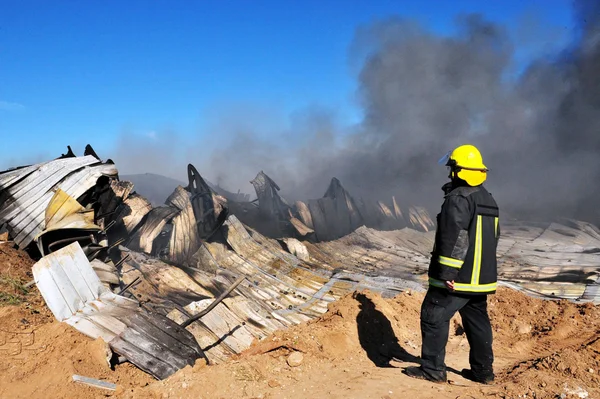 Stor brand i kemisk fabrik — Stockfoto