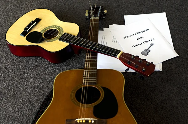 Урок акустической гитары — стоковое фото