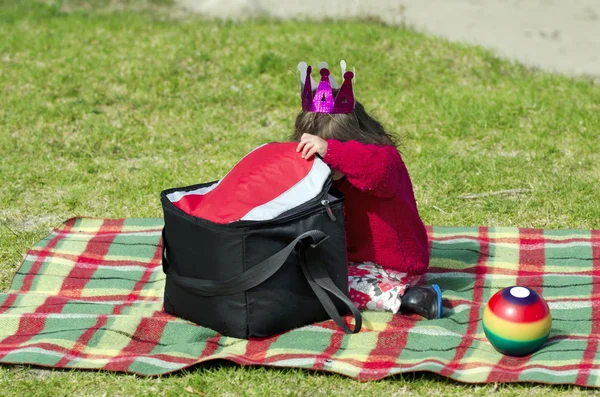 Dítě na piknik — Stock fotografie