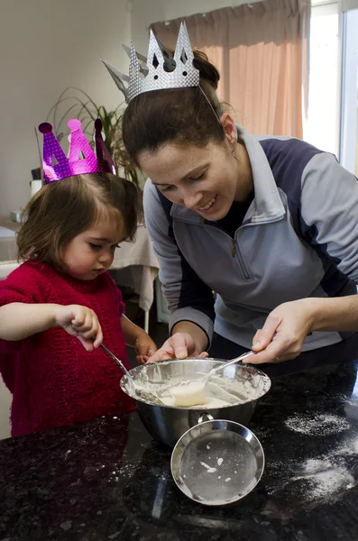Madre e hija cocinando juntas —  Fotos de Stock