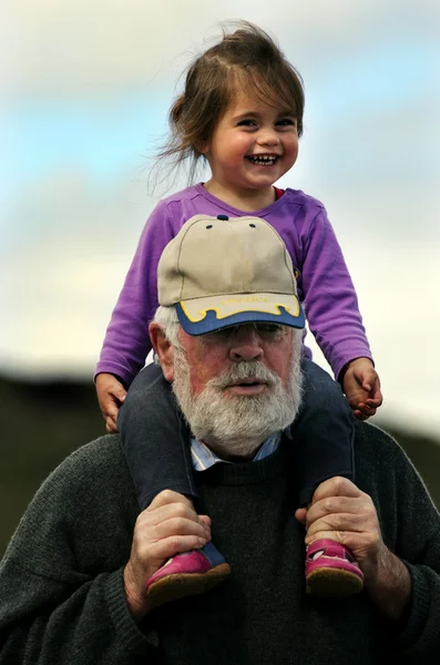 Grand-père joue avec sa petite-fille — Photo