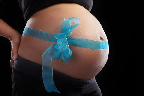 Zwangerschap en blauw lint — Stockfoto