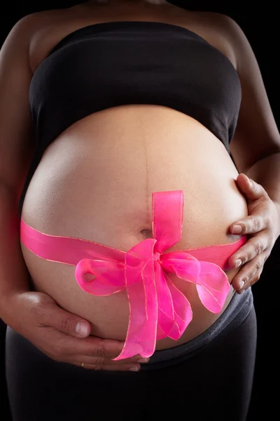 Gravidez e fita rosa — Fotografia de Stock