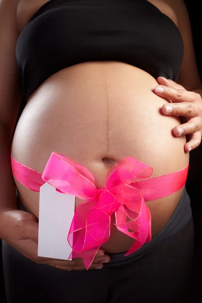 妊娠とピンクのリボン — ストック写真