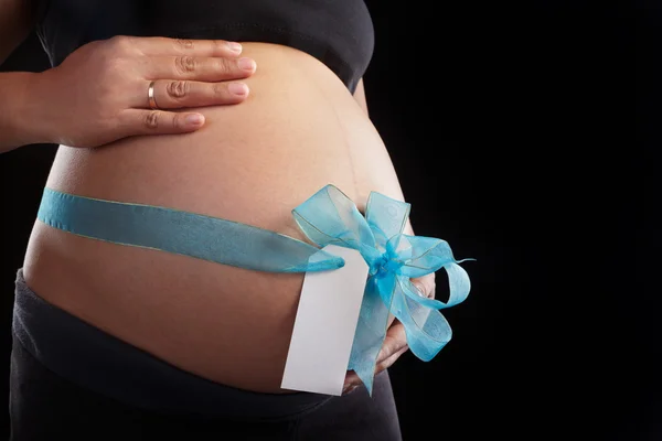 Schwangerschaft und blaues Band — Stockfoto