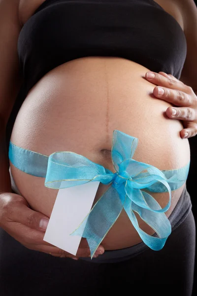 Zwangerschap en blauw lint — Stockfoto