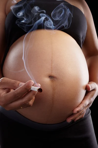 Питання вагітності та куріння — стокове фото