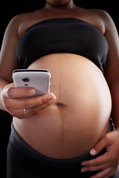 Gravidez e telefone celular — Fotografia de Stock