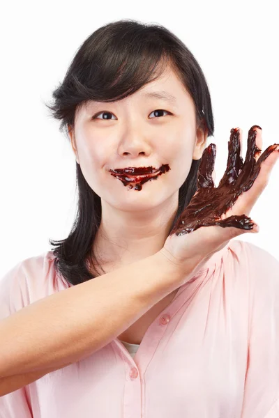 ผู้หญิงเอเชียและช็อคโกแลต — ภาพถ่ายสต็อก