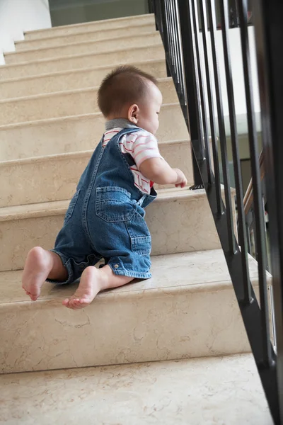 Bebê rastejando alon nas escadas — Fotografia de Stock
