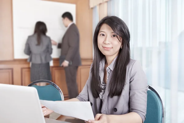 アジアの女性実業家、オフィスに — ストック写真