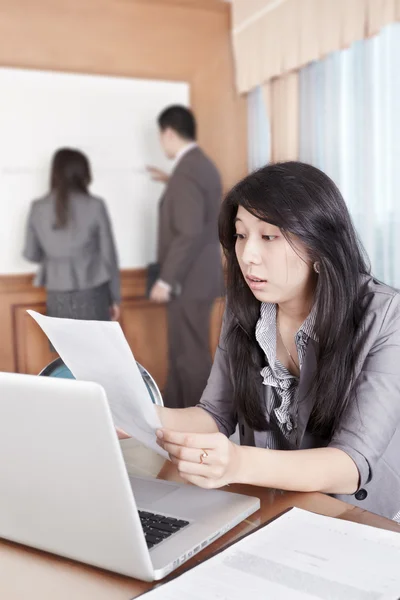 Asiatiska affärskvinna på kontoret — Stockfoto