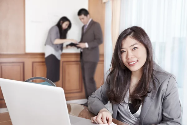 Asiatiska affärskvinna på kontoret — Stockfoto