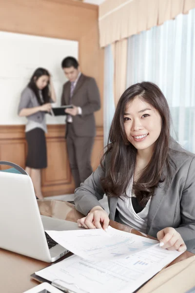 Азиатская предпринимательница в офисе — стоковое фото