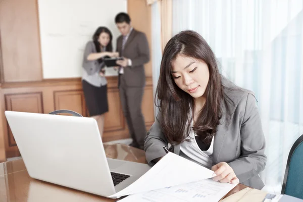 Asiática mujer de negocios en la oficina — Foto de Stock