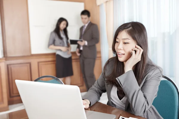 Asiatische Geschäftsfrau in die Büro — Stockfoto
