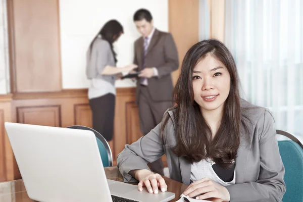 Asiatische Geschäftsfrau in die Büro — Stockfoto