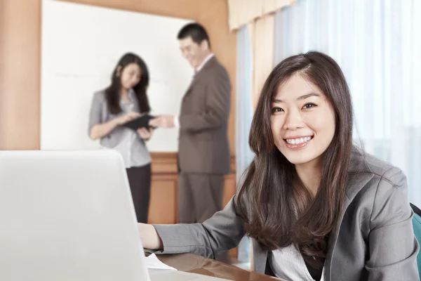 Азиатская предпринимательница в офисе — стоковое фото