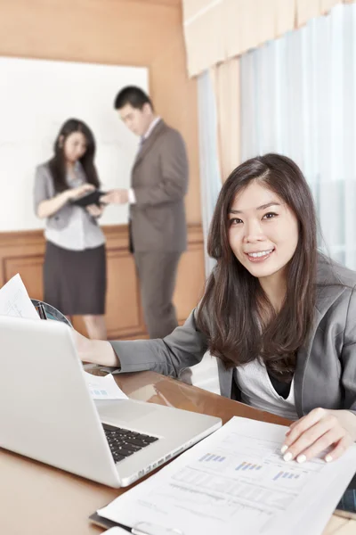 Aziatische zakenvrouw in het kantoor — Stockfoto