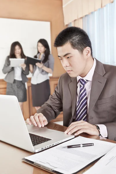 Azjatycki biznesmen w biuro — Zdjęcie stockowe